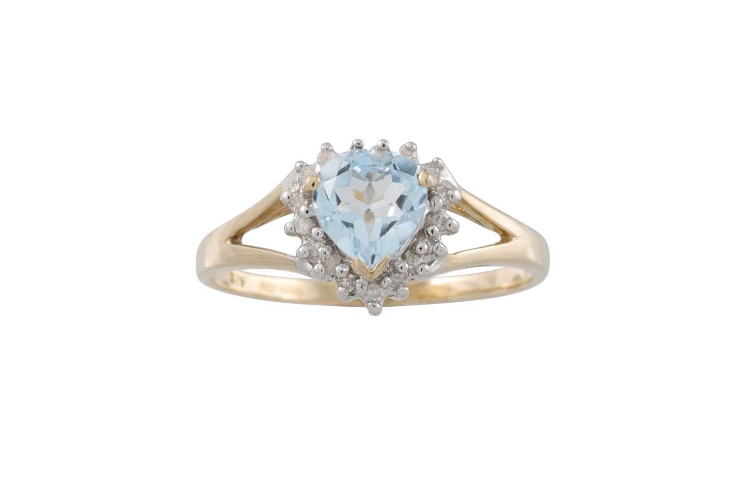 Lot 21 - A DIAMOND AND BLUE TOPAZ CLUSTER RING, mounted...