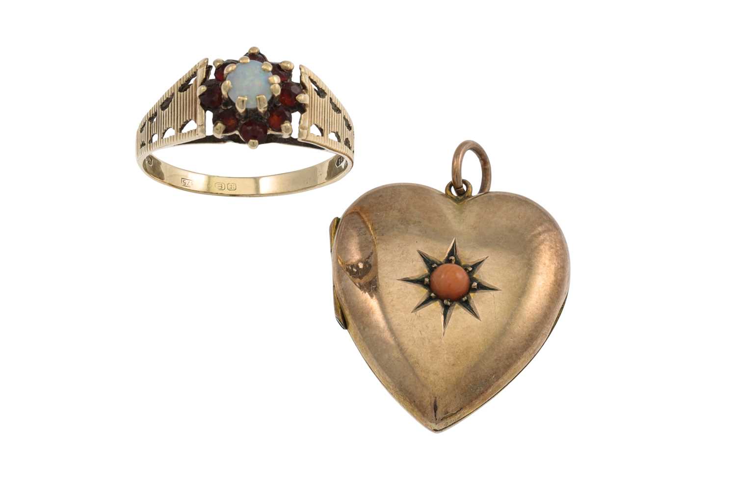 Lot 241 - AN ANTIQUE GOLD HEART SHAPED PHOTO LOCKET,...
